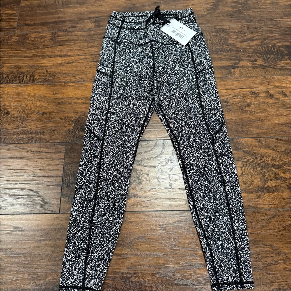 NWT - Zyia Black speckle pocket drawstring Luxe leggings - Size 2